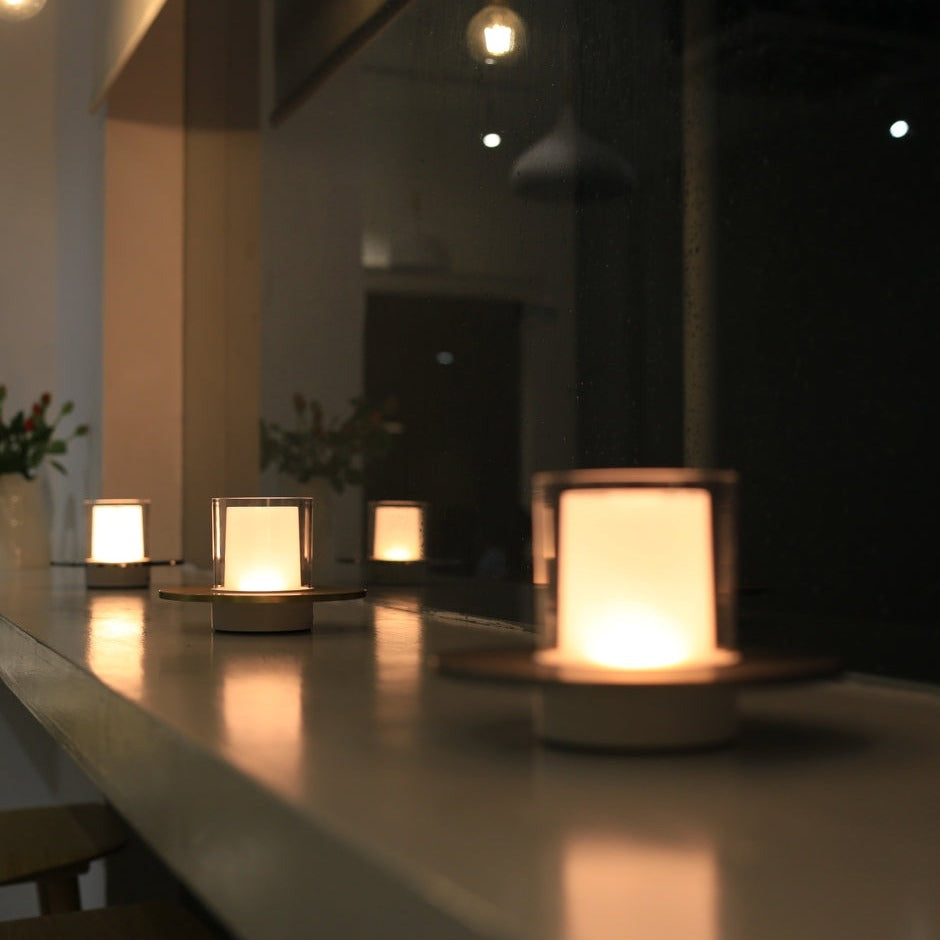 Trådløs Stearinlyslampe – LED Bordlampe med Batteri & Gestusstyring, Varm Hvid 2400K, op til 18 Timer, Guld eller Sølv – LumiFlame