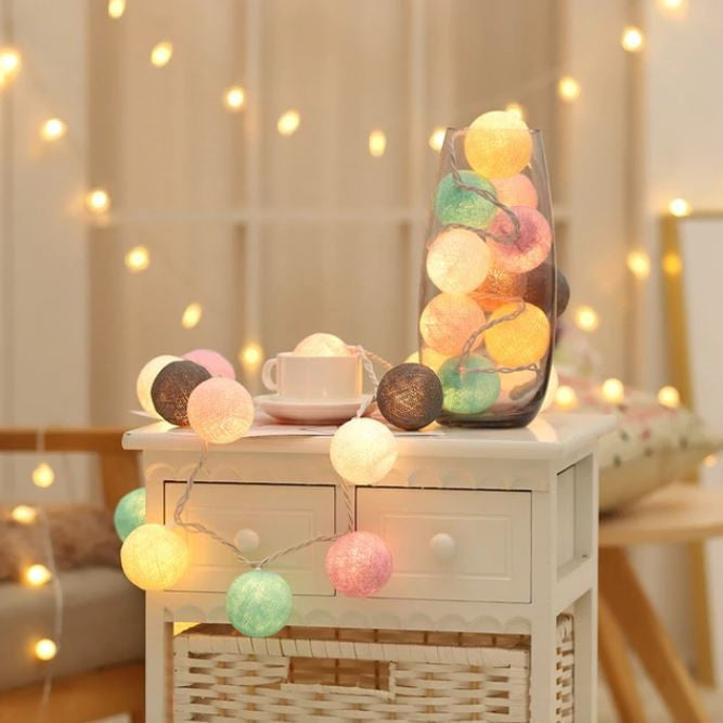 Munter Bomuldskugle Lyskæde – Cotton Ball Lyskæde med 10 LED Kugler, USB eller Batteri, 9 Farver – LumiBall