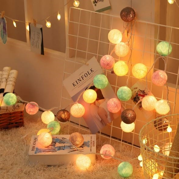 Munter Bomuldskugle Lyskæde – Cotton Ball Lyskæde med 10 LED Kugler, USB eller Batteri, 9 Farver – LumiBall