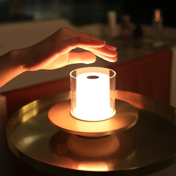 Trådløs Stearinlyslampe – LED Bordlampe med Batteri & Gestusstyring, Varm Hvid 2400K, op til 18 Timer, Guld eller Sølv – LumiFlame