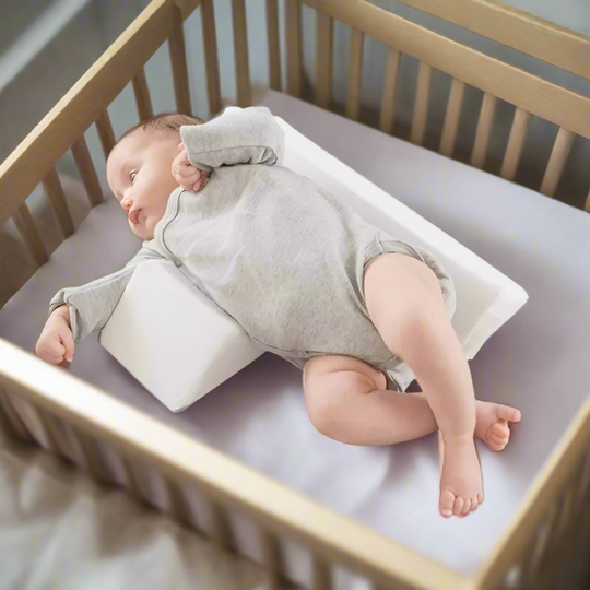 MEELANO Baby Sideliggekile – Trekantet Positioneringskile med Justerbar Bredde – Memoryfoam, Åndbar & Vaskbar – 0-12 Måneder (Under Opsyn)