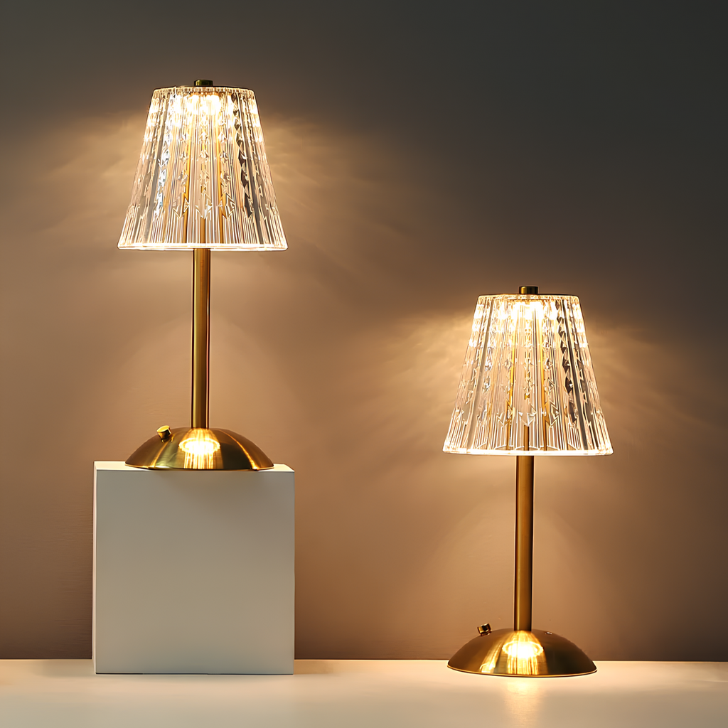 Gylden Krystal Bordlampe – Trådløs Genopladelig Touch-lampe med Krystalskærm, Dæmpbar, Børstet Aluminium – Aurora Luxe