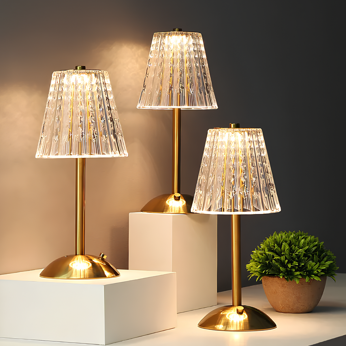 Gylden Krystal Bordlampe – Trådløs Genopladelig Touch-lampe med Krystalskærm, Dæmpbar, Børstet Aluminium – Aurora Luxe