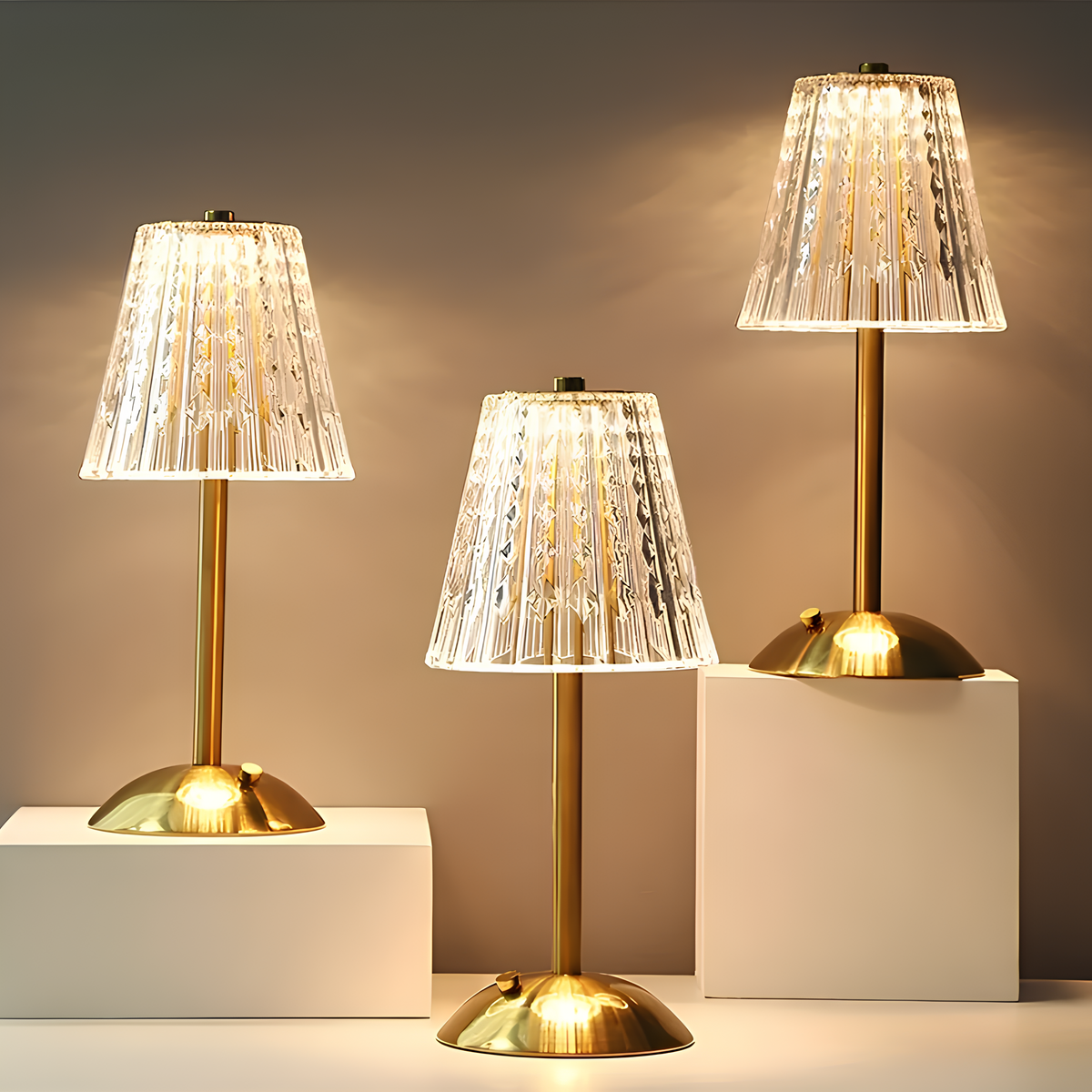 Gylden Krystal Bordlampe – Trådløs Genopladelig Touch-lampe med Krystalskærm, Dæmpbar, Børstet Aluminium – Aurora Luxe