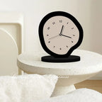 MEELANO Skulptureret Vækkeur Med Kvarts Pendul Og Abstrakt Moderne Design