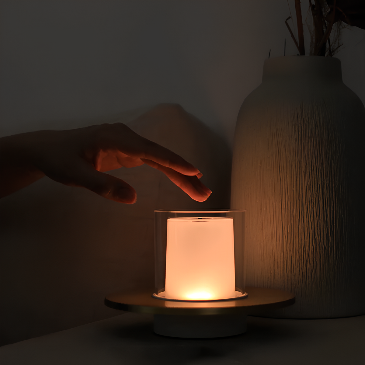 Trådløs Stearinlyslampe – LED Bordlampe med Batteri & Gestusstyring, Varm Hvid 2400K, op til 18 Timer, Guld eller Sølv – LumiFlame