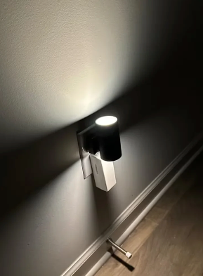 MEELANO LED Stikkontaktlampe – Dæmpbar Natlampe med Dag/Nat-sensor, 10W Varmt Lys, til Soveværelse & Gang, Sort eller Hvid