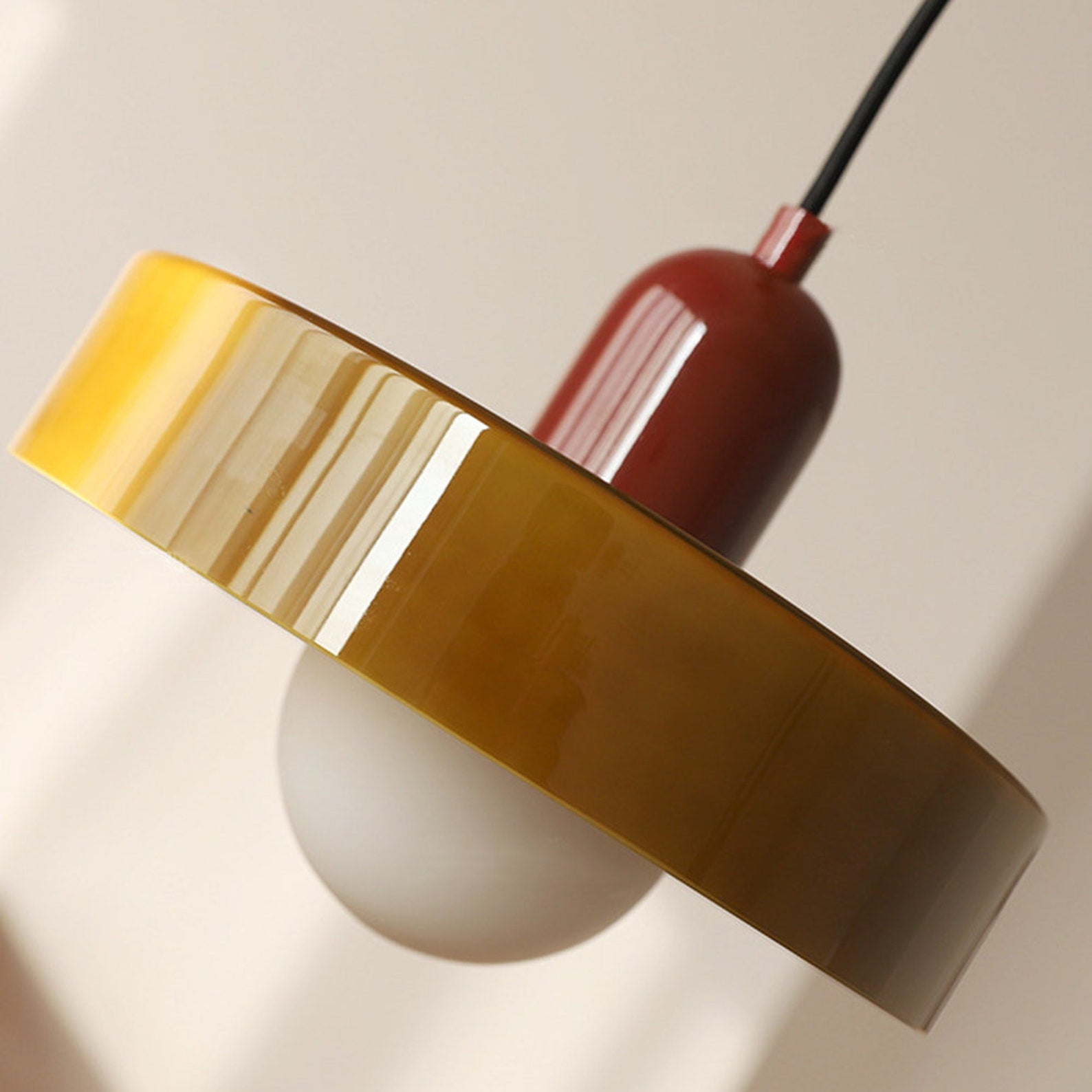 MEELANO Bauhaus pendellampe lavet af farvet glas til moderne interiør