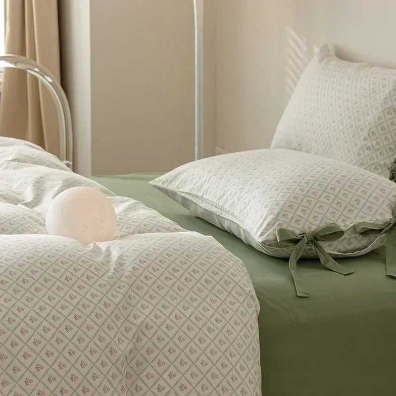 MEELANO Belinda Sengesæt – 100% Bomuld med Blomstermønster & Dekorative Bånd Olivengrøn