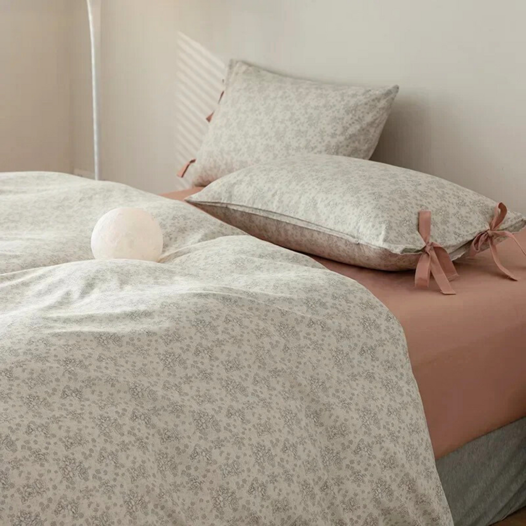 MEELANO Belinda Sengesæt – 100% Bomuld med Blomstermønster & Dekorative Bånd Rosé