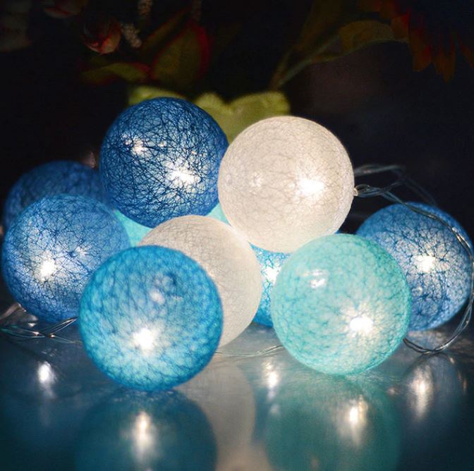 Munter Bomuldskugle Lyskæde – Cotton Ball Lyskæde med 10 LED Kugler, USB eller Batteri, 9 Farver – LumiBall