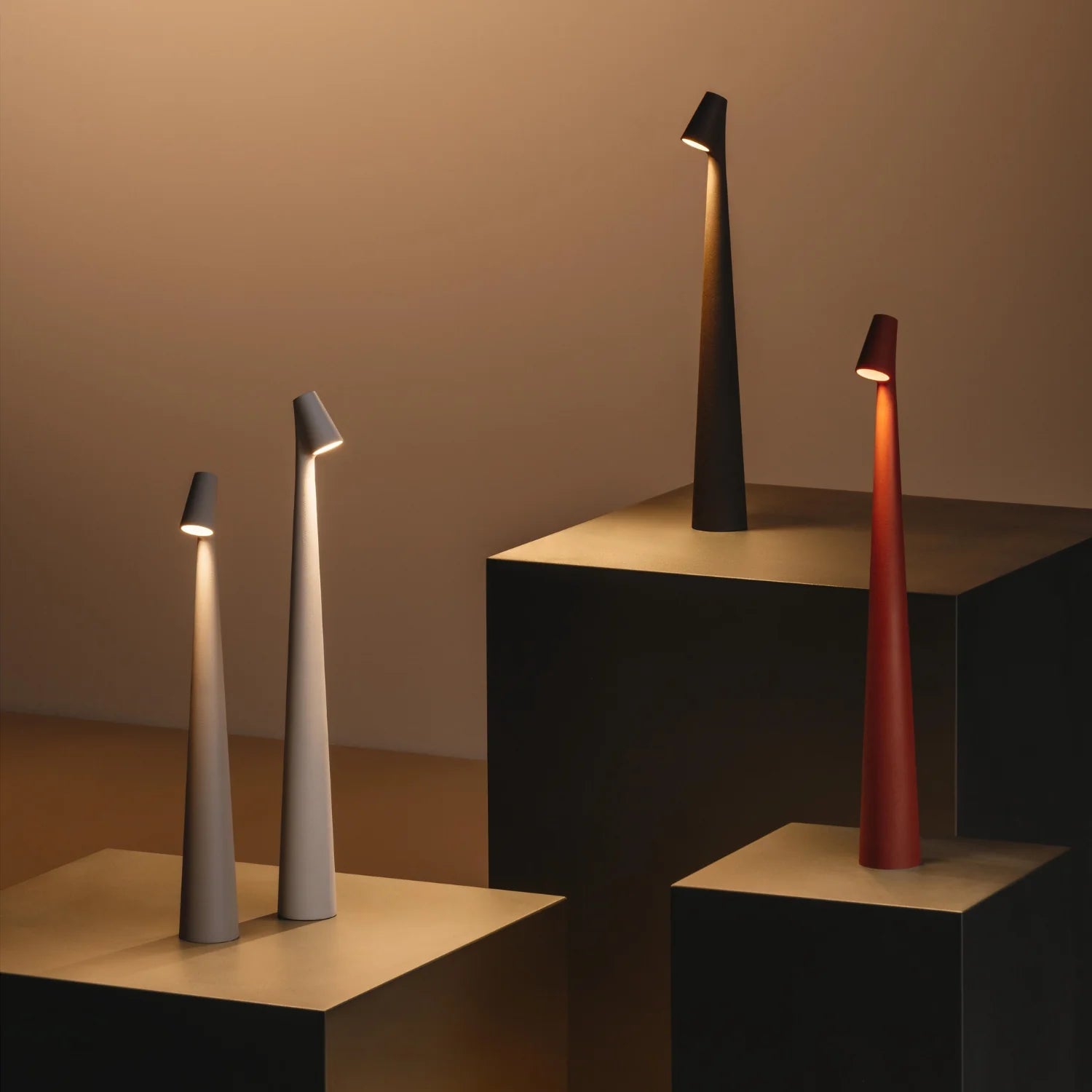 MEELANO Bordlampe Uden Ledning Aluminium Minimalistisk Design