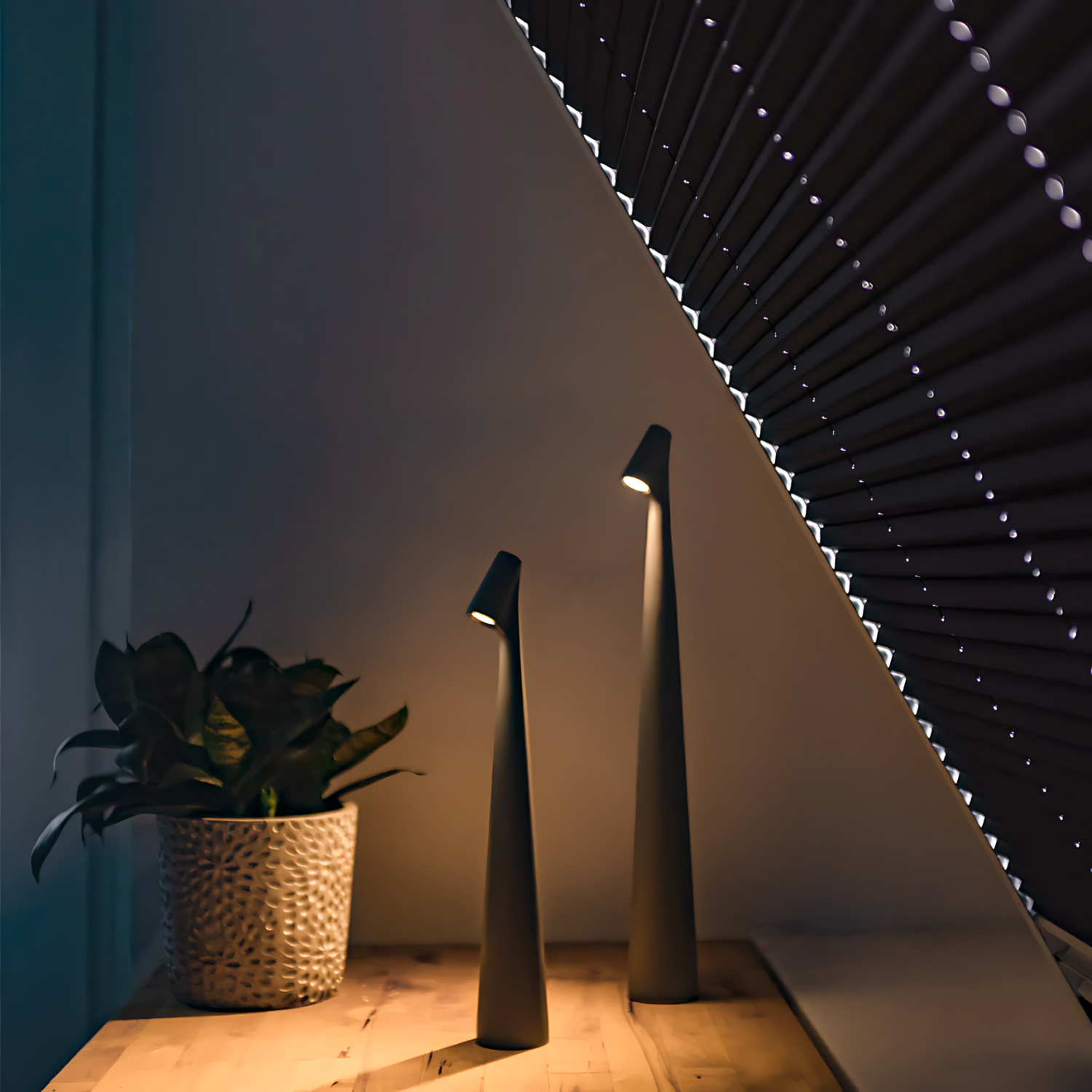 MEELANO Bordlampe Uden Ledning Aluminium Minimalistisk Design