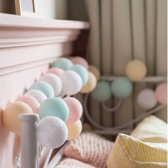 Munter Bomuldskugle Lyskæde – Cotton Ball Lyskæde med 10 LED Kugler, USB eller Batteri, 9 Farver – LumiBall