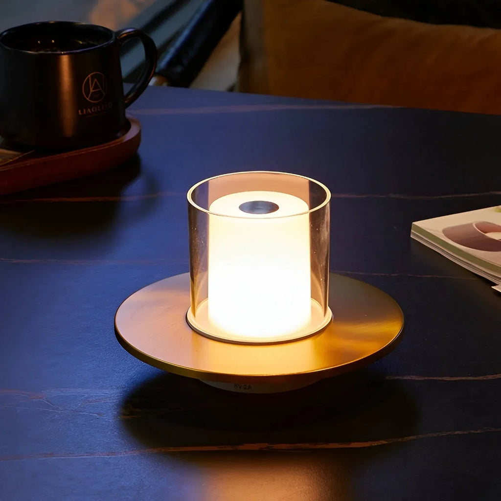 Trådløs Stearinlyslampe – LED Bordlampe med Batteri & Gestusstyring, Varm Hvid 2400K, op til 18 Timer, Guld eller Sølv – LumiFlame