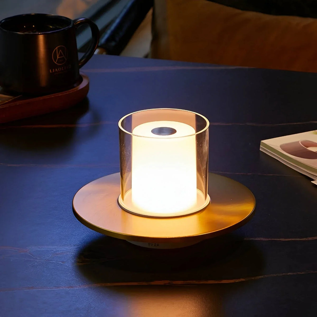 Trådløs Stearinlyslampe – LED Bordlampe med Batteri & Gestusstyring, Varm Hvid 2400K, op til 18 Timer, Guld eller Sølv – LumiFlame