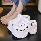 MEELANO Dametræsko med 9 cm høj platform - EVA-havesandaler med tyk sål og vedhæng Hvid
