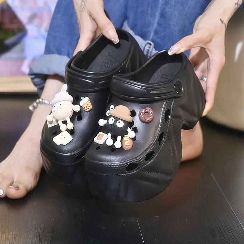 MEELANO Dametræsko med 9 cm høj platform - EVA-havesandaler med tyk sål og vedhæng A Sort