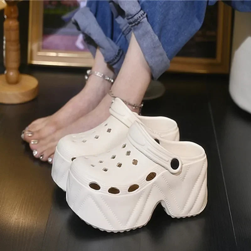 MEELANO Dametræsko med 9 cm høj platform - EVA-havesandaler med tyk sål og vedhæng Kaki