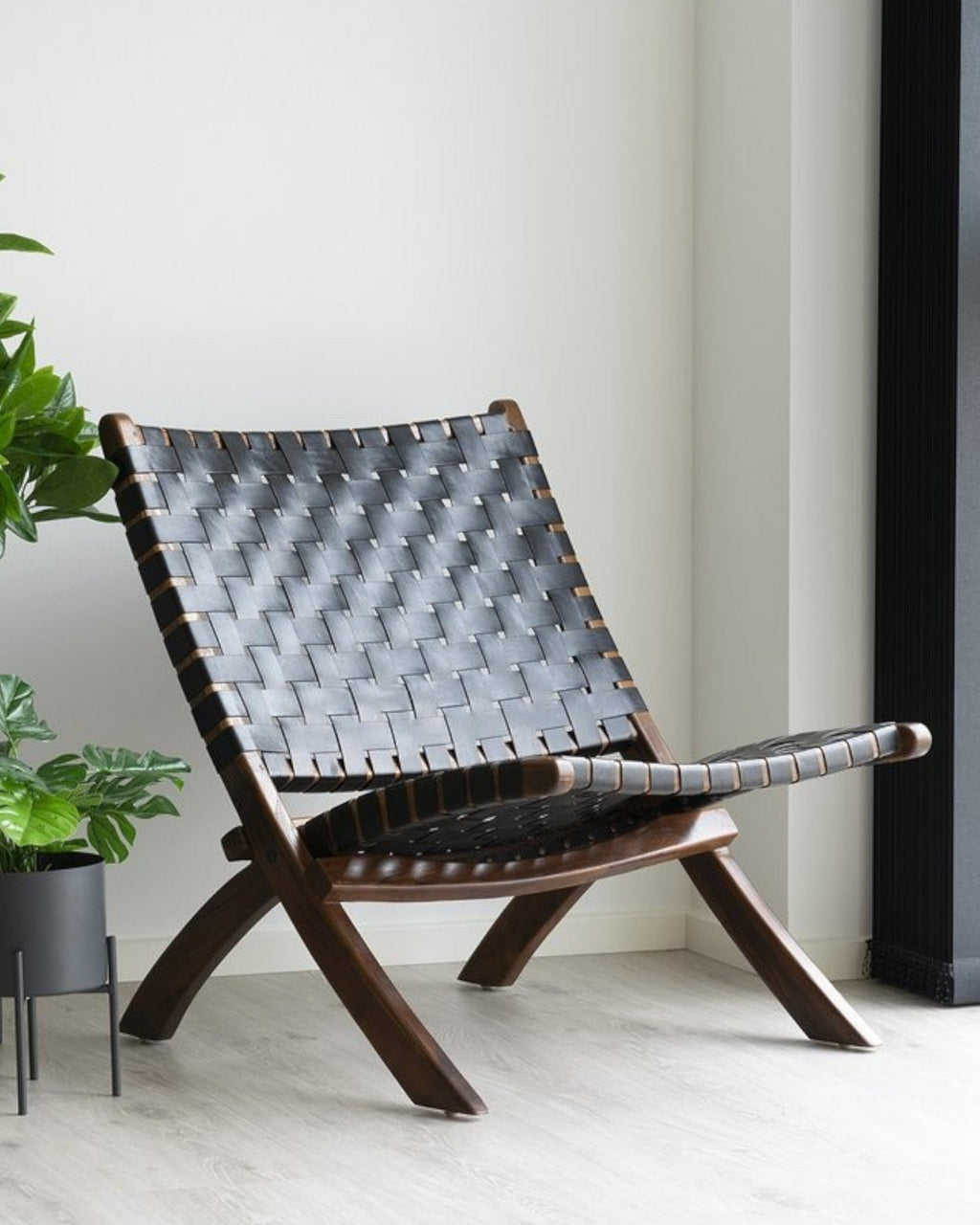 MEELANO Foldbar Stol i Sort Læder med Teaktræ Ben – Minimalistisk Design