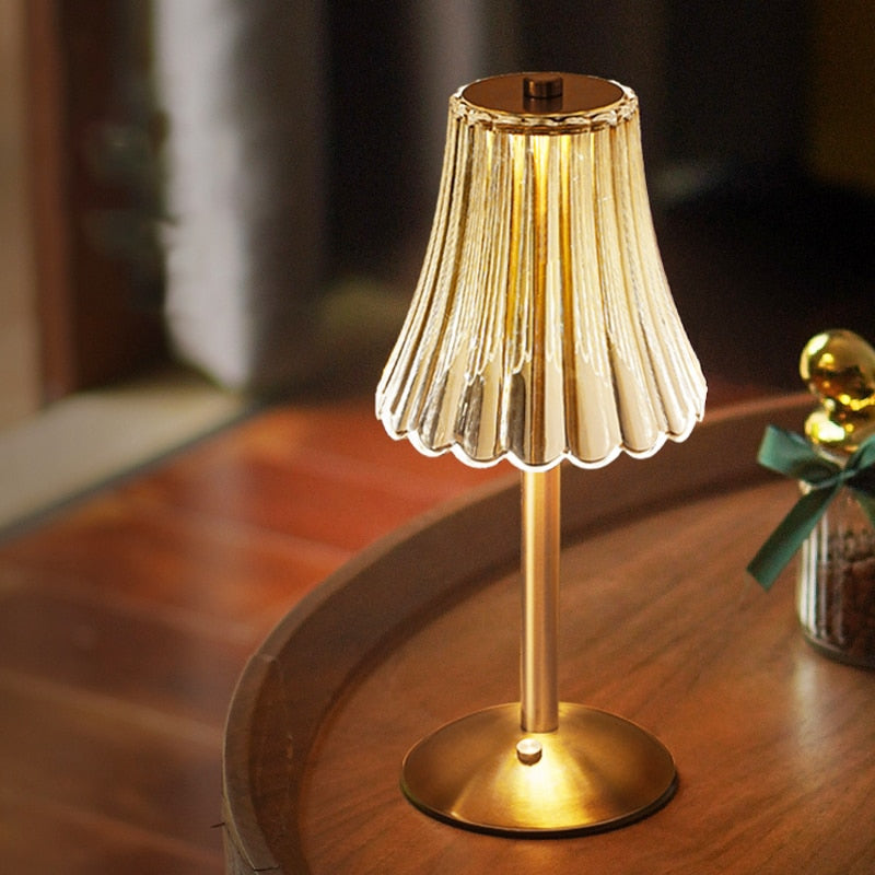 Gylden Krystal Bordlampe – Trådløs Genopladelig Touch-lampe med Krystalskærm, Dæmpbar, Børstet Aluminium – Aurora Luxe