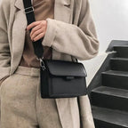 MEELANO Mechi | Damen Umhängetasche – Krystal-Flap-Design, Glamouröser Look & Exklusives Accessoire sort