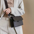 MEELANO Mechi | Damen Umhängetasche – Krystal-Flap-Design, Glamouröser Look & Exklusives Accessoire kaffe