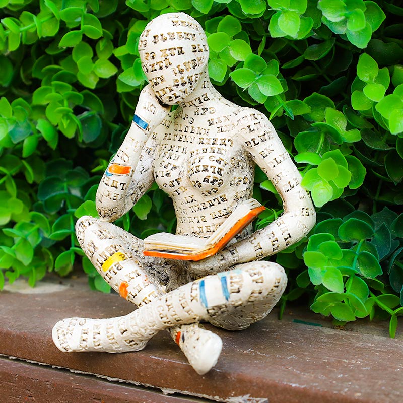 MEELANO Læsende kvinde tænker statue bogreol dekoration