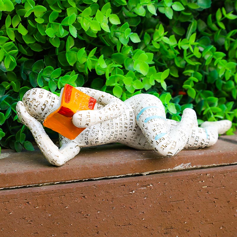 MEELANO Læsende kvinde tænker statue bogreol dekoration