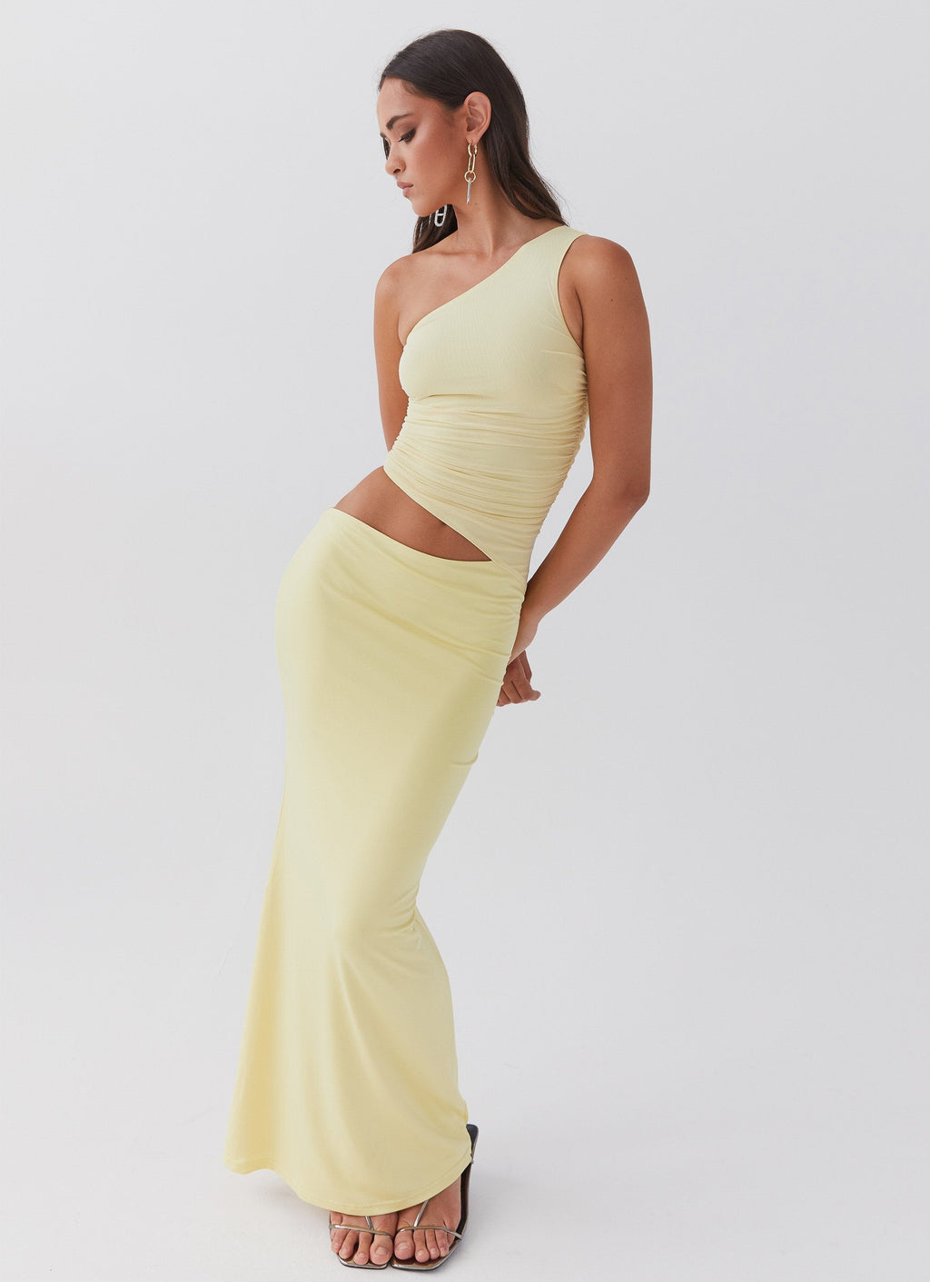 MEELANO Aura | Dame Lang Kjole – One-Shoulder Design & Cut-Out Detalje Lysegul