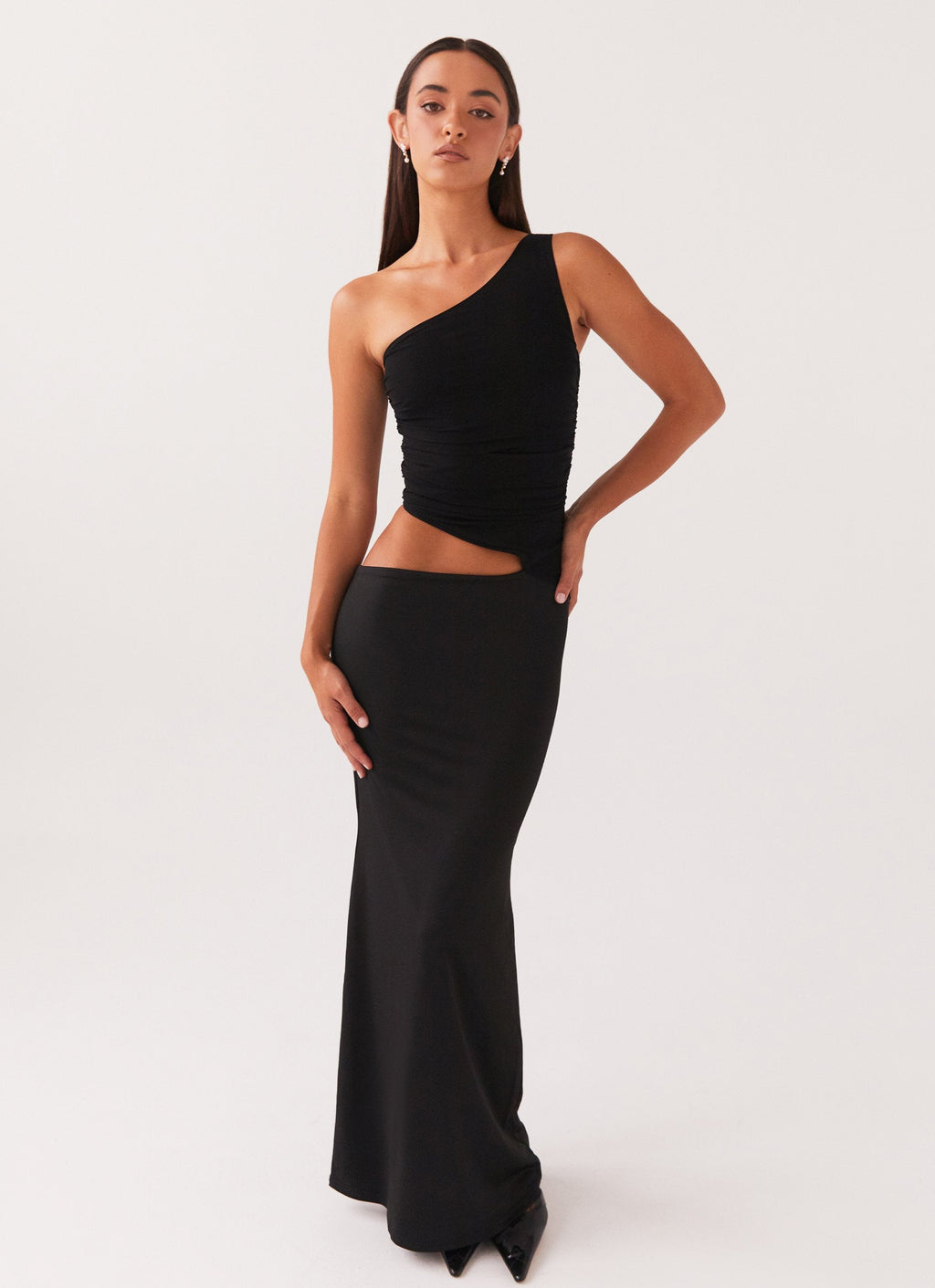 MEELANO Aura | Dame Lang Kjole – One-Shoulder Design & Cut-Out Detalje Sort