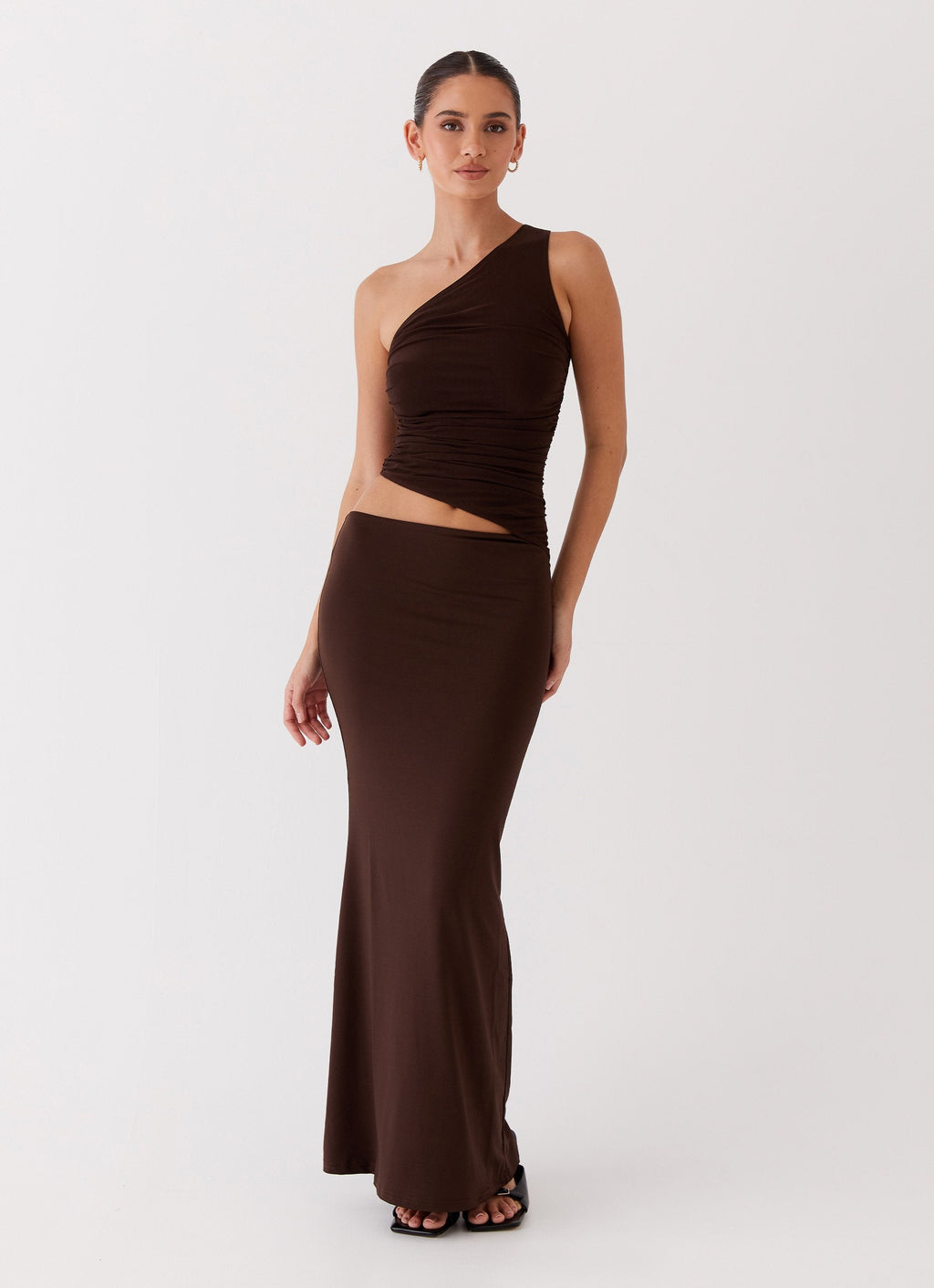 MEELANO Aura | Dame Lang Kjole – One-Shoulder Design & Cut-Out Detalje Mørkebrun