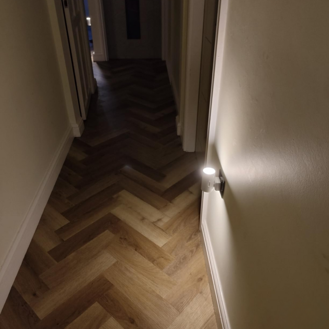 MEELANO Smart LED Natlampe med Dag-Nat Sensor og Trinløs Dæmpning – Plug & Play Løsning til Hjemmet