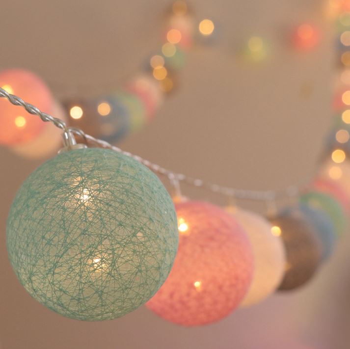 Munter Bomuldskugle Lyskæde – Cotton Ball Lyskæde med 10 LED Kugler, USB eller Batteri, 9 Farver – LumiBall