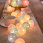 Munter Bomuldskugle Lyskæde – Cotton Ball Lyskæde med 10 LED Kugler, USB eller Batteri, 9 Farver – LumiBall
