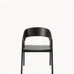 Minimalistisk Stol i Eschenholz med Sort Seil – 52,8 cm Bredde