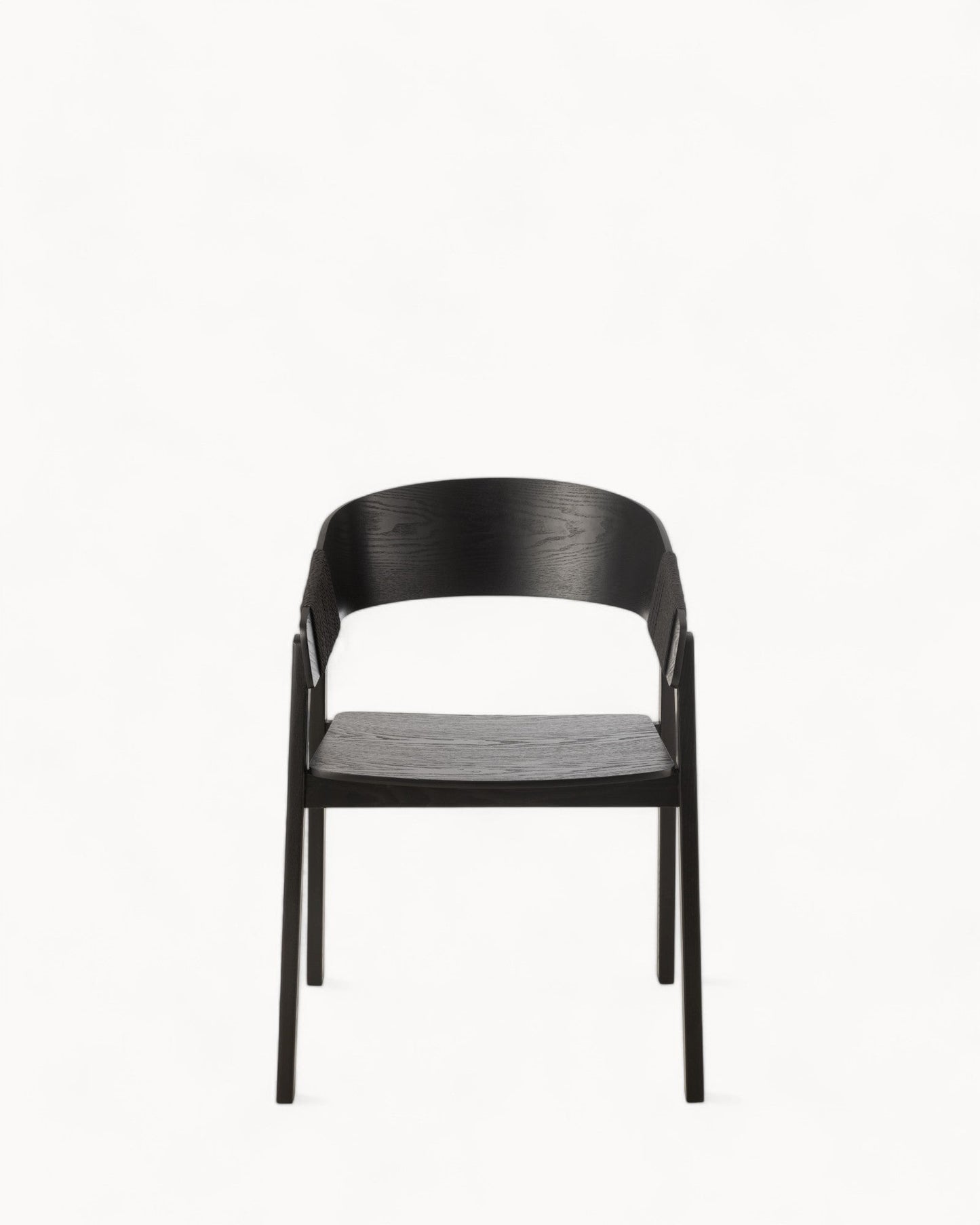 Minimalistisk Stol i Eschenholz med Sort Seil – 52,8 cm Bredde