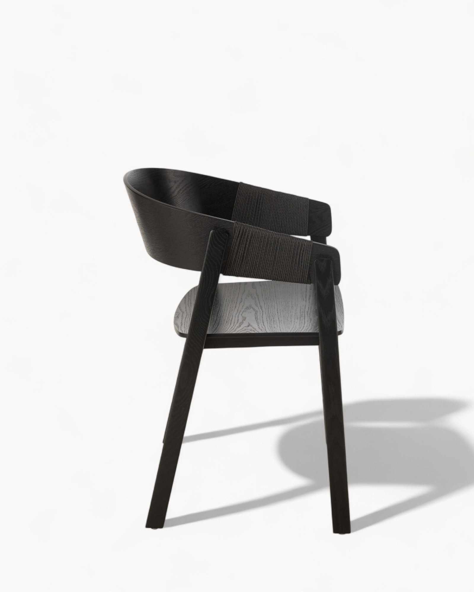 Minimalistisk Stol i Eschenholz med Sort Seil – 52,8 cm Bredde