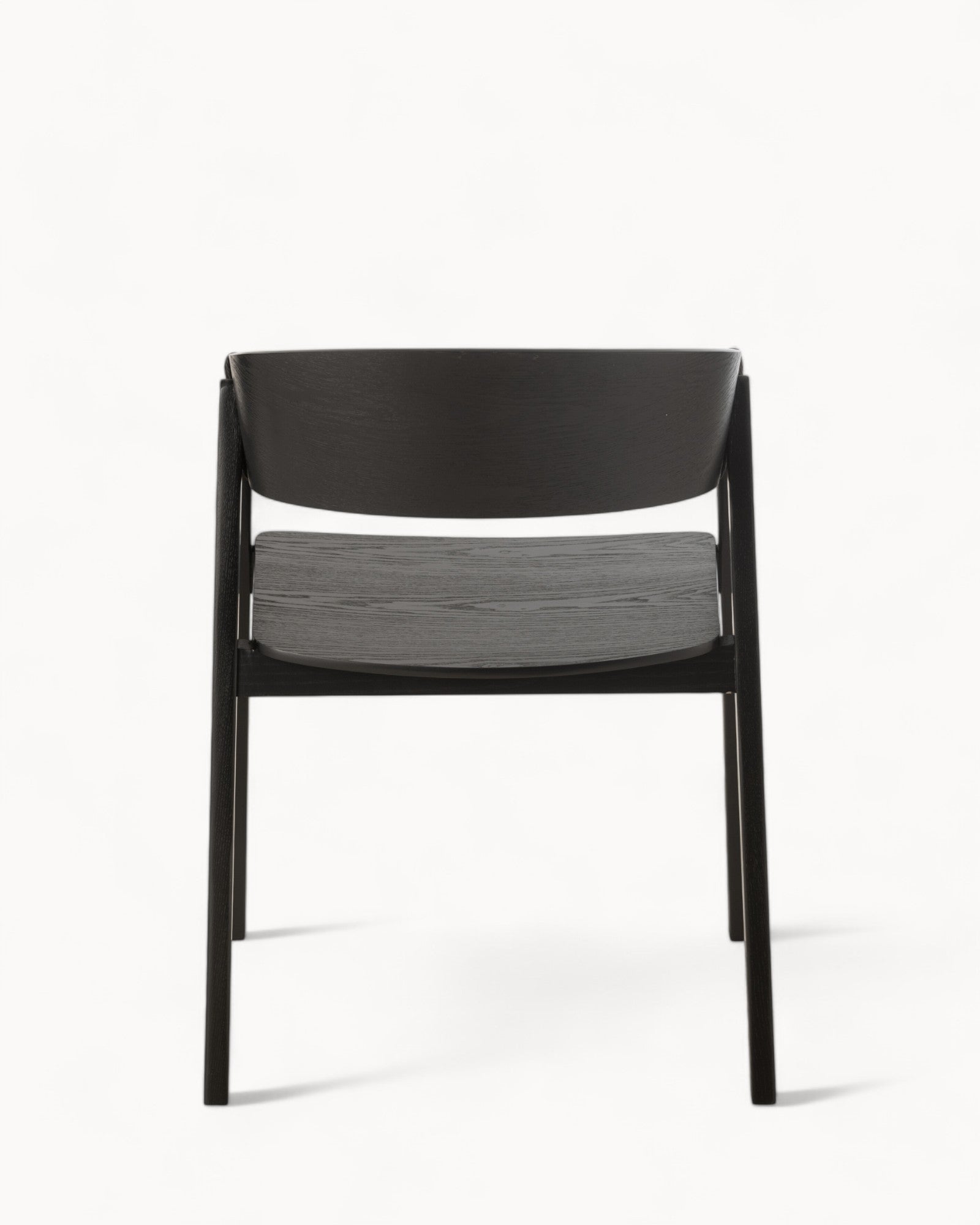 Minimalistisk Stol i Eschenholz med Sort Seil – 52,8 cm Bredde