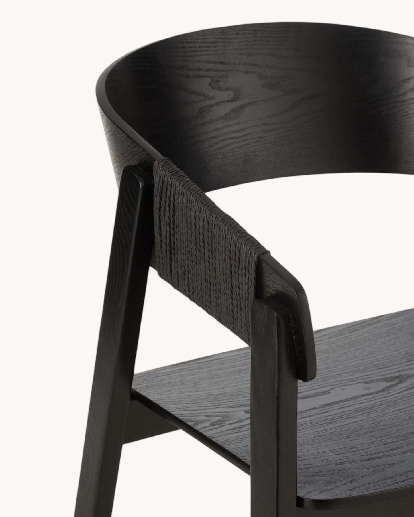 Minimalistisk Stol i Eschenholz med Sort Seil – 52,8 cm Bredde