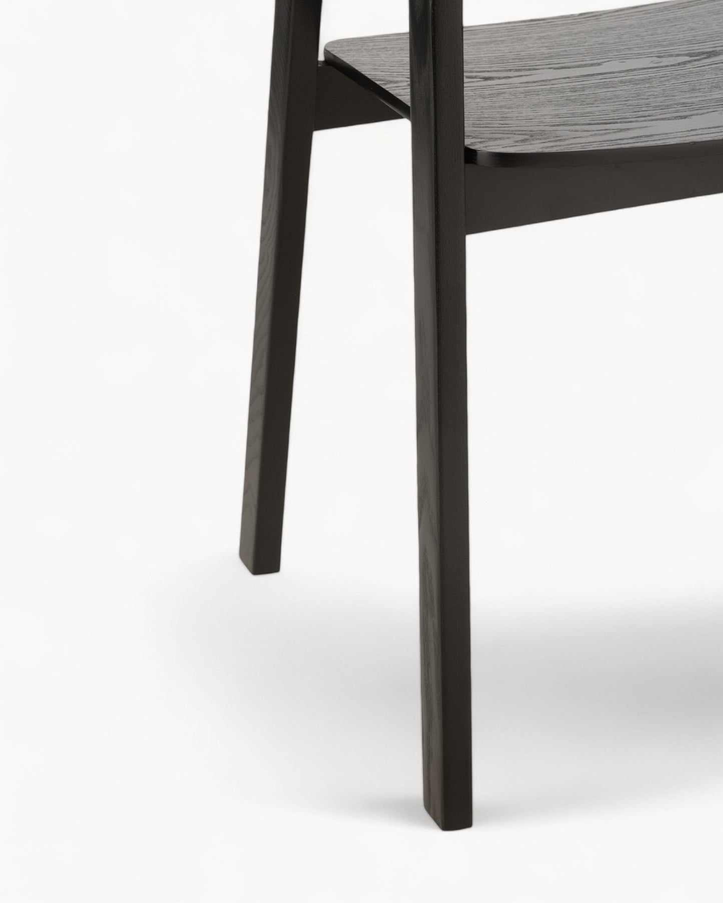 Minimalistisk Stol i Eschenholz med Sort Seil – 52,8 cm Bredde