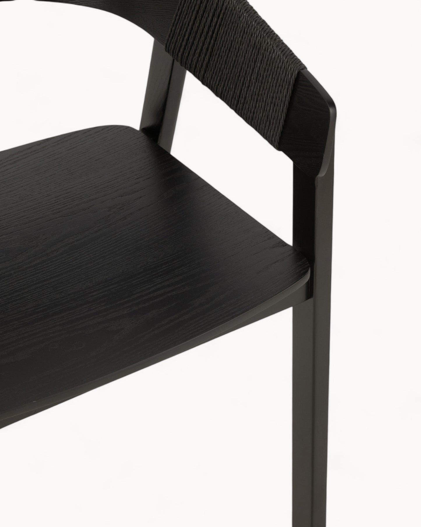 Minimalistisk Stol i Eschenholz med Sort Seil – 52,8 cm Bredde