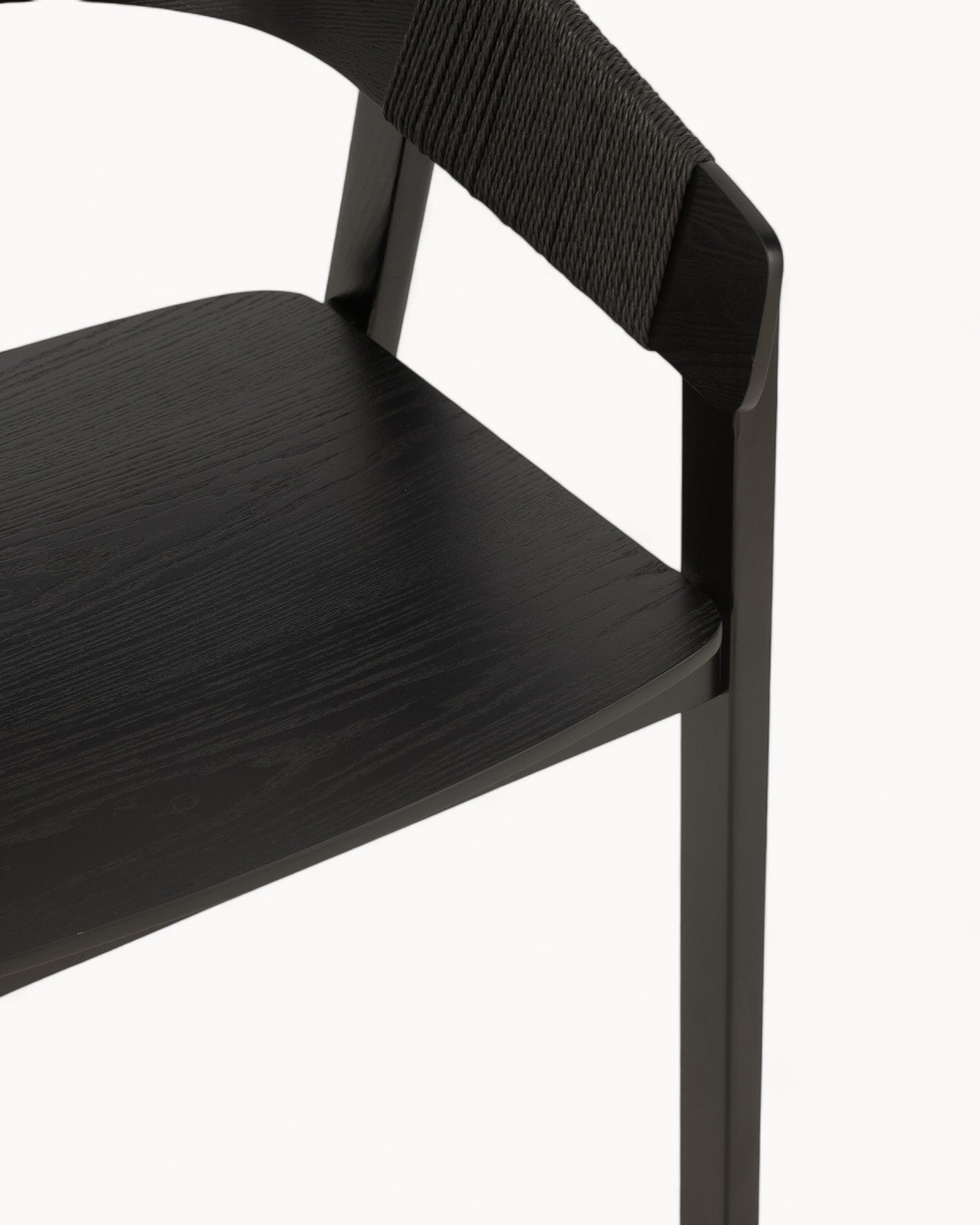 Minimalistisk Stol i Eschenholz med Sort Seil – 52,8 cm Bredde