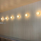 MEELANO Moderne væglampe i frostet glas med jernbase – plug-in design og LED-pære inkluderet