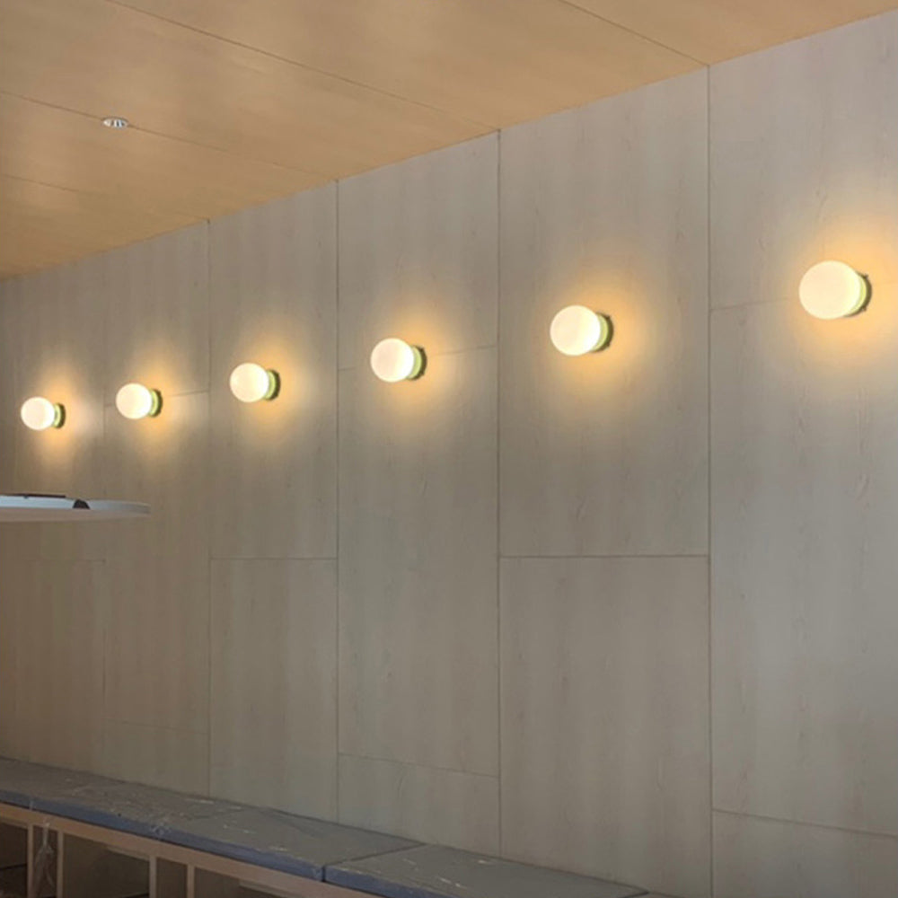 MEELANO Moderne væglampe i frostet glas med jernbase – plug-in design og LED-pære inkluderet