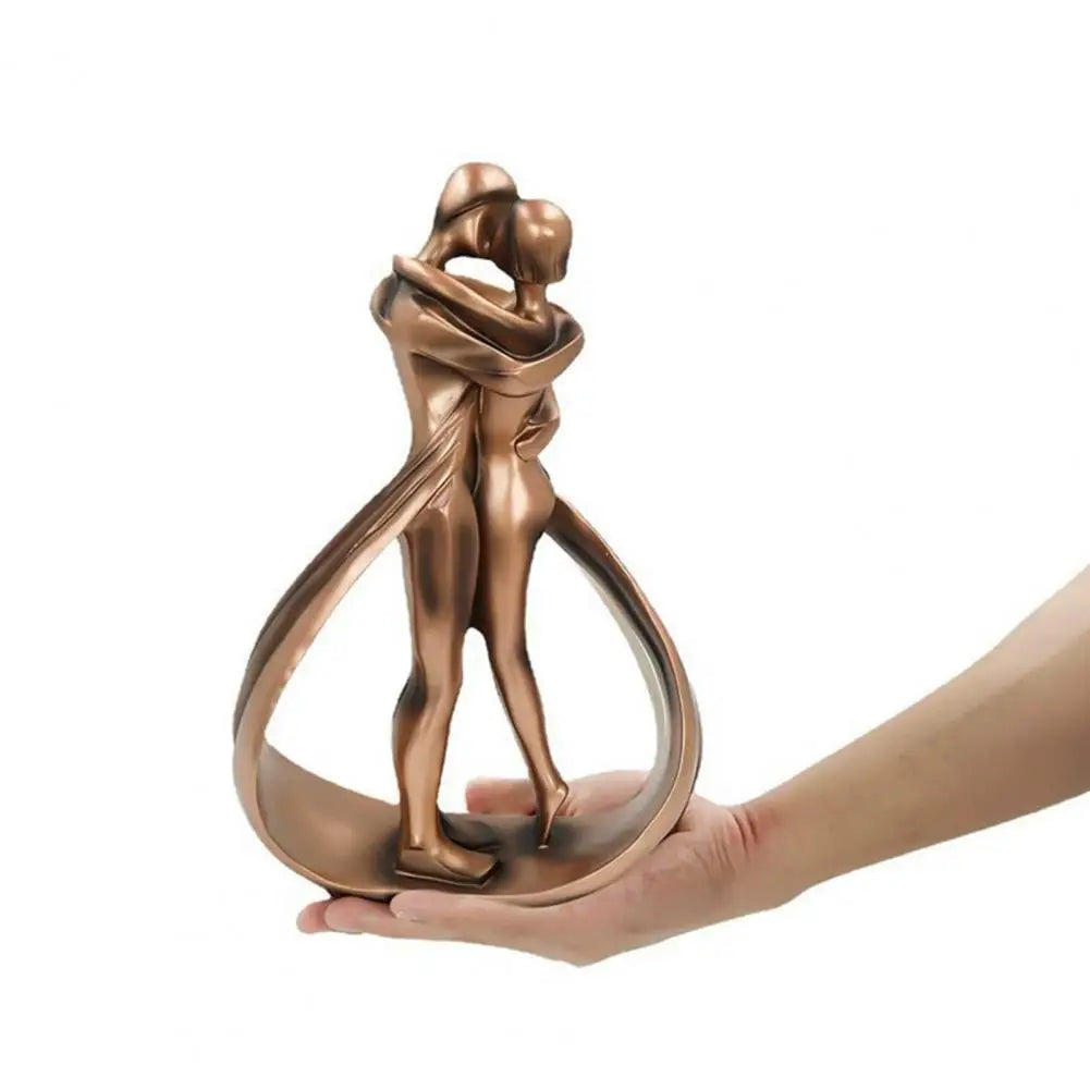 Dekorativ Skulptur af Omfavnende Figurer – Kærestepar Skulptur i Bronze-look, Romantisk Pynt & Gave – Seraphina