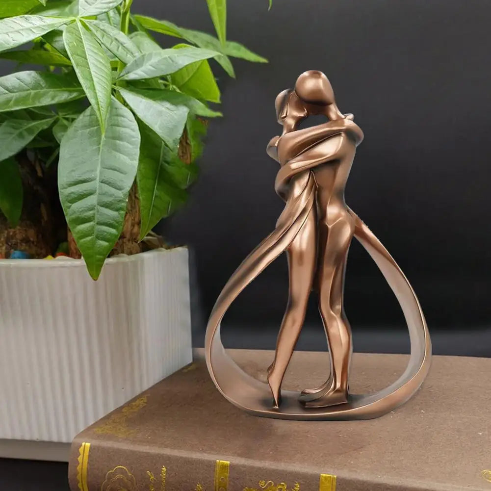 Dekorativ Skulptur af Omfavnende Figurer – Kærestepar Skulptur i Bronze-look, Romantisk Pynt & Gave – Seraphina