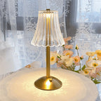 Gylden Krystal Bordlampe – Trådløs Genopladelig Touch-lampe med Krystalskærm, Dæmpbar, Børstet Aluminium – Aurora Luxe