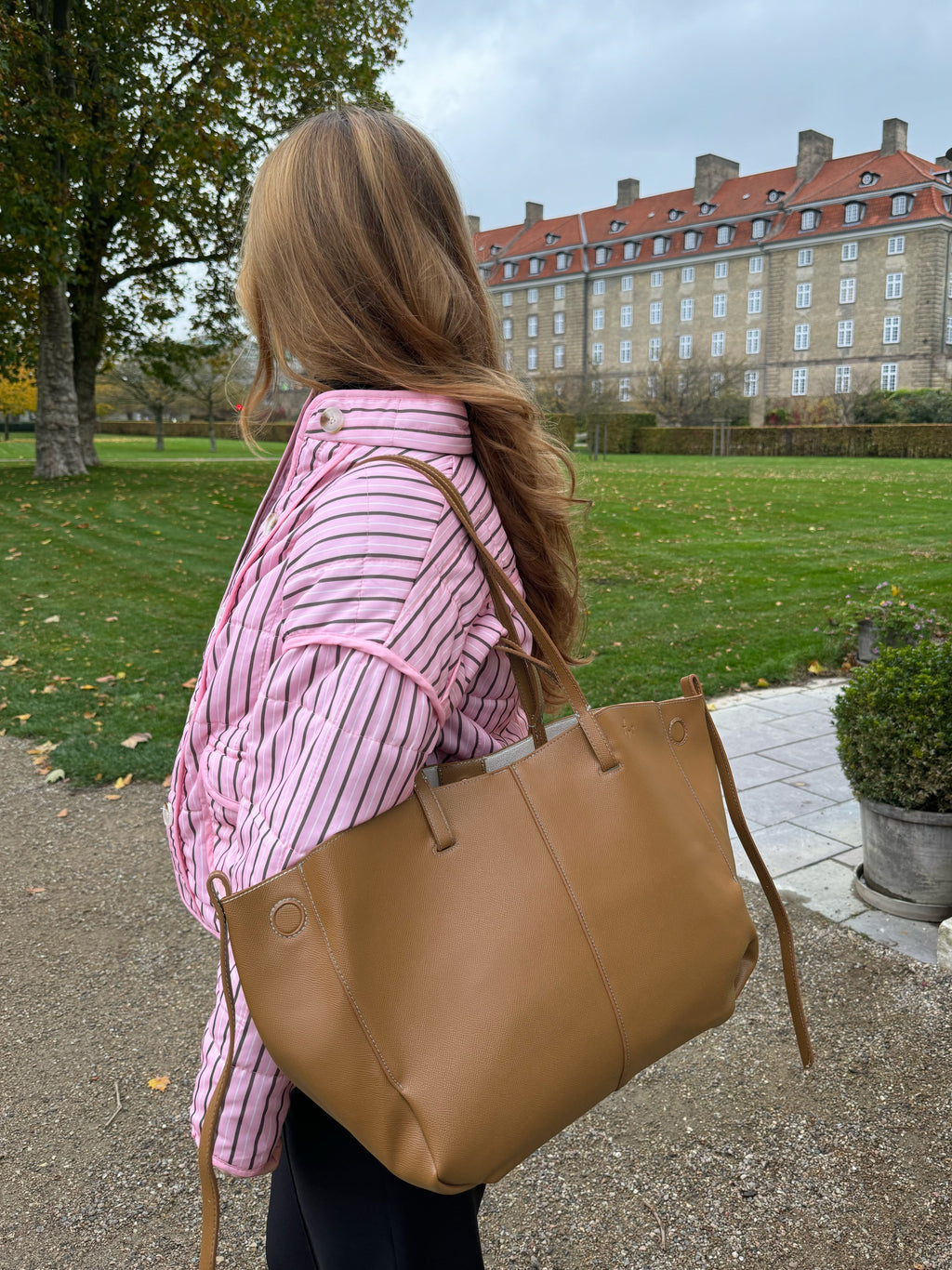 MEELANO Tasken Lys Brun Med Justerbar Størrelse Og To Stropper Til Hånd Og Skulder Default