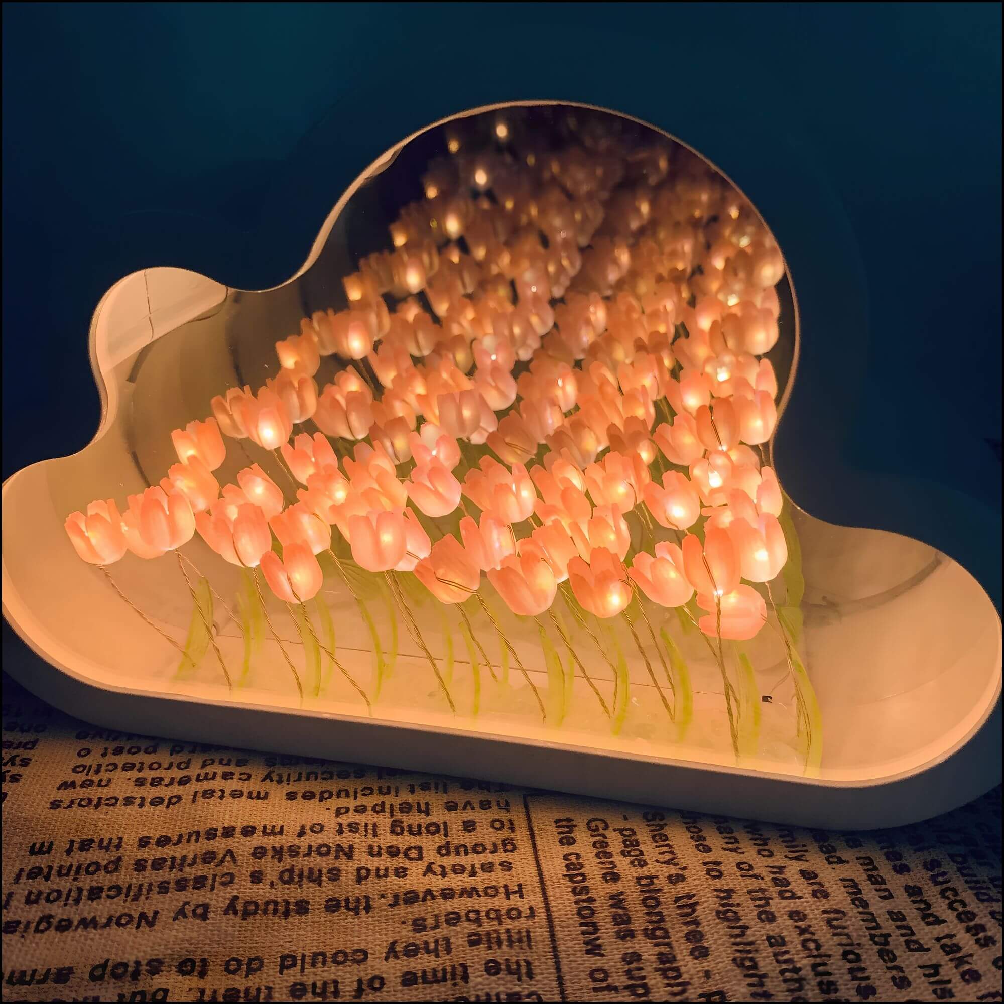 MEELANO Tulips – LED-spejl med uendelighedseffekt Lyserød